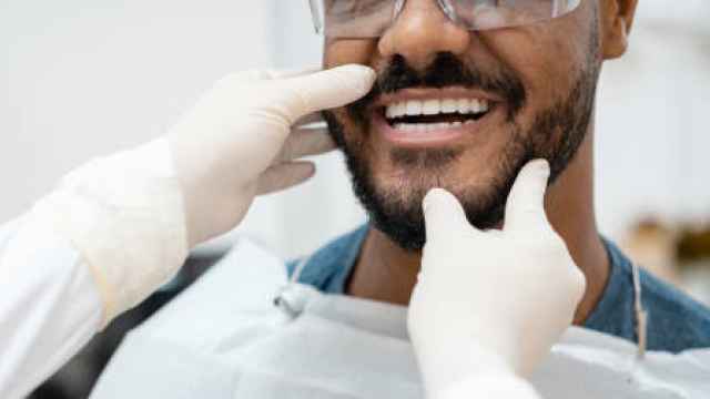 Imagen de archivo de un hombre que acude al dentista