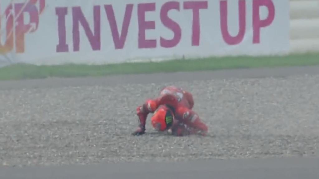 Momento de la caída de Pecco Bagnaia, en la curva 5 del circuito indio de Buddh.