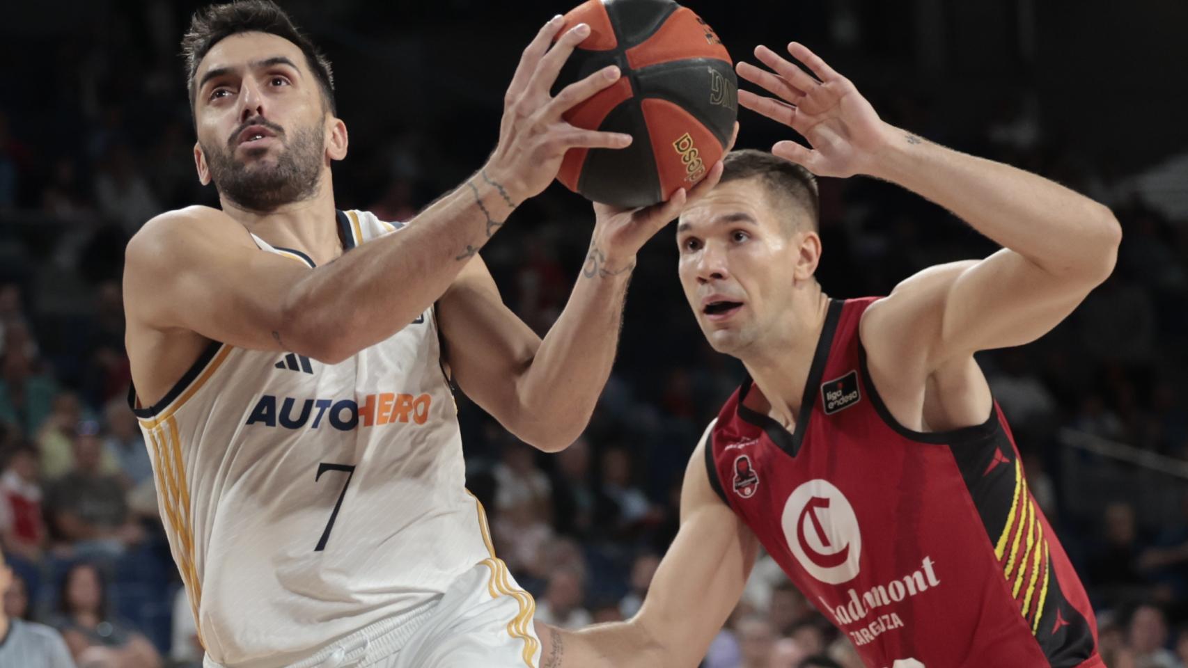 Campazzo se lleva el balón en el partido ante el Casademont Zaragoza.