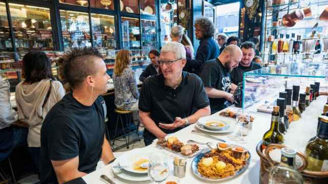 El chef español Dabiz Muñoz y el CEO de Apple, Tim Cook, comparten mesa en Madrid.