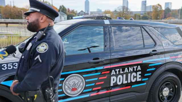 Agente y coche patrulla de la Policía de Atlanta