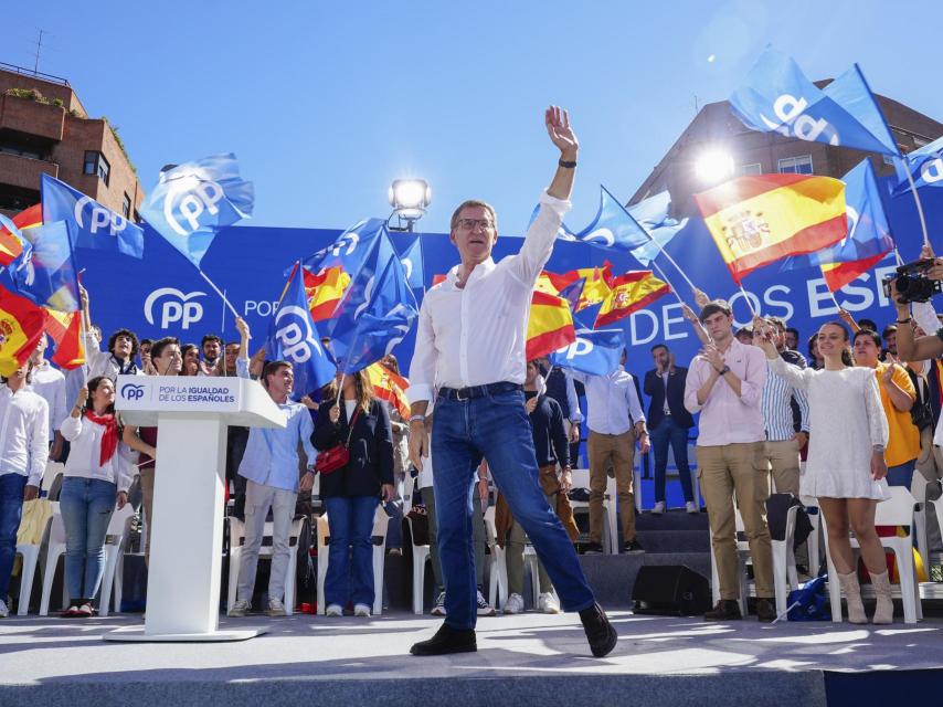 El líder del Partido Popular, Alberto Núñez-Feijóo, durante el acto del PP celebrado en la plaza de Felipe II en defensa de la democracia.