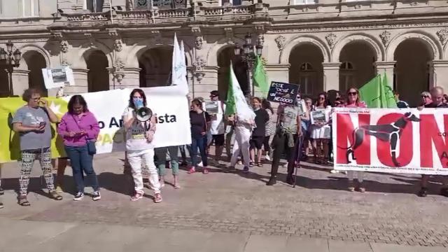 Concentración animalista hoy en la Plaza de María Pita de A Coruña.