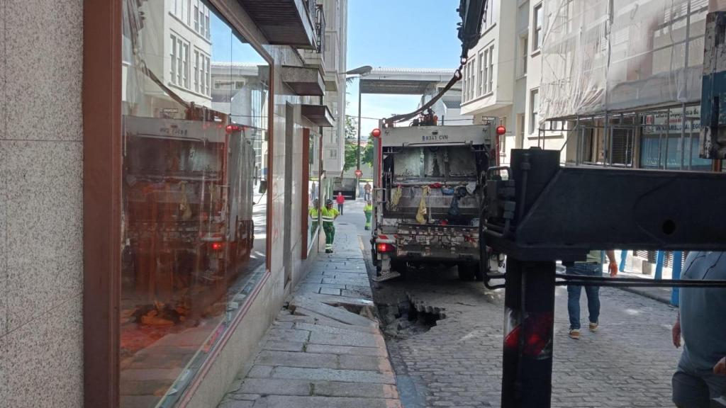 Firme hundido en la calle Sánchez Barcaiztegui de Ferrol.