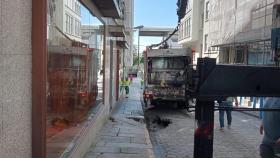 Firme hundido en la calle Sánchez Barcaiztegui de Ferrol.