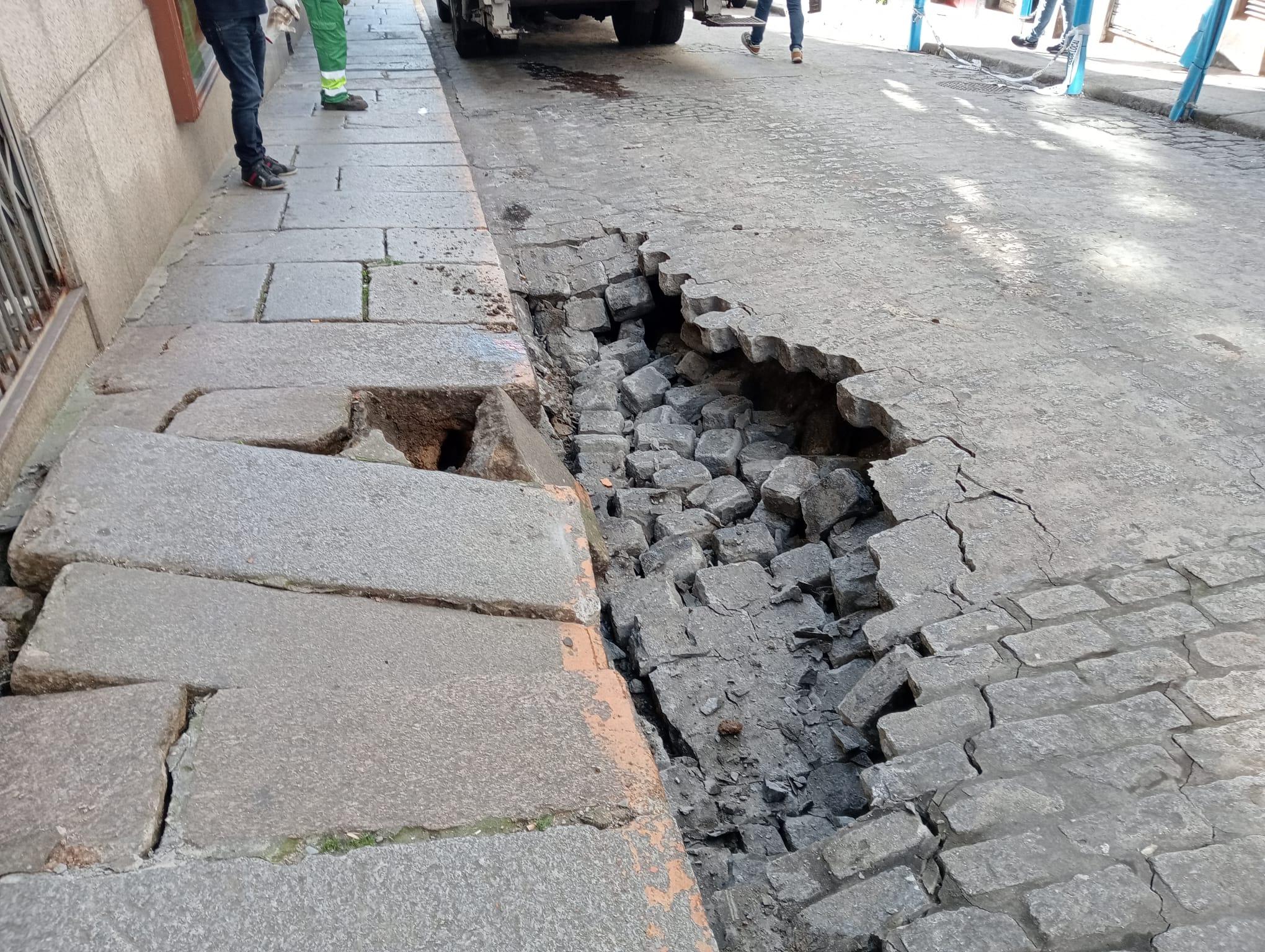 El socavón producido en la  calle Sánchez Barcaiztegui (Concello de Ferrol).