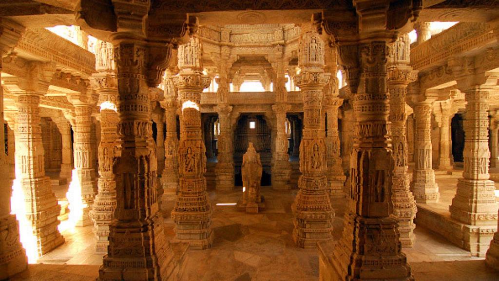 El templo jainistas de Ranakpur, conocido como 'Chaumukha'  (templo de las cuatro caras).