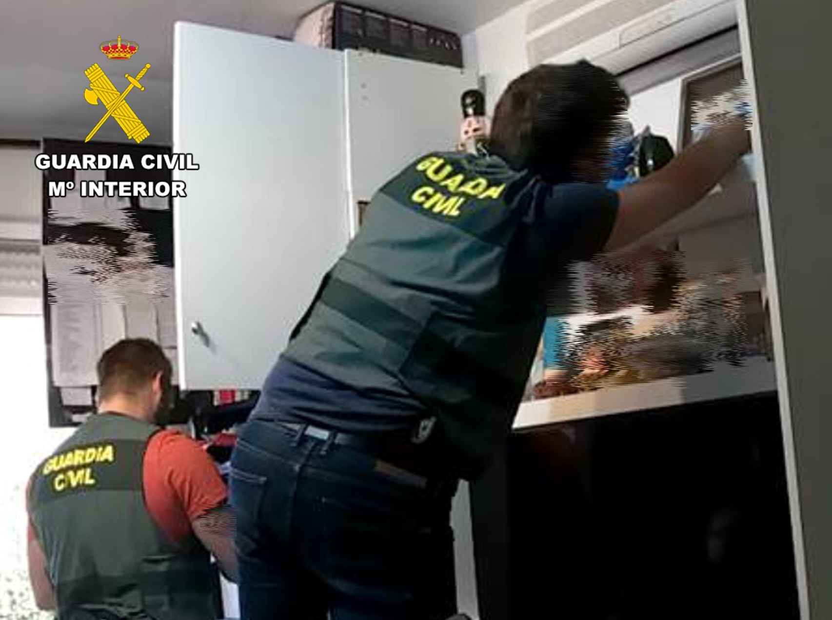 Agentes de la Guardia Civil durante el registro efectuado en el domicilio del presunto autor de los hechos