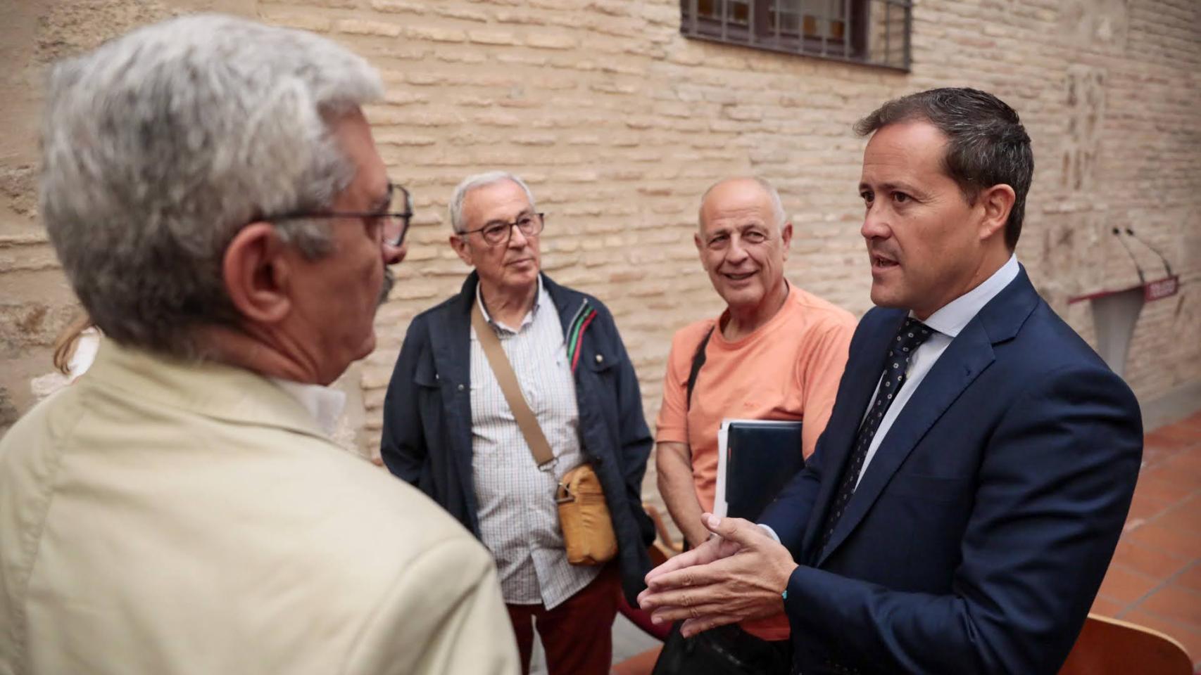 Velázquez conversa con representantes de las asociaciones vecinales.