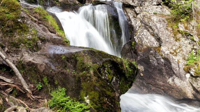 Imagen de archivo de cascada.