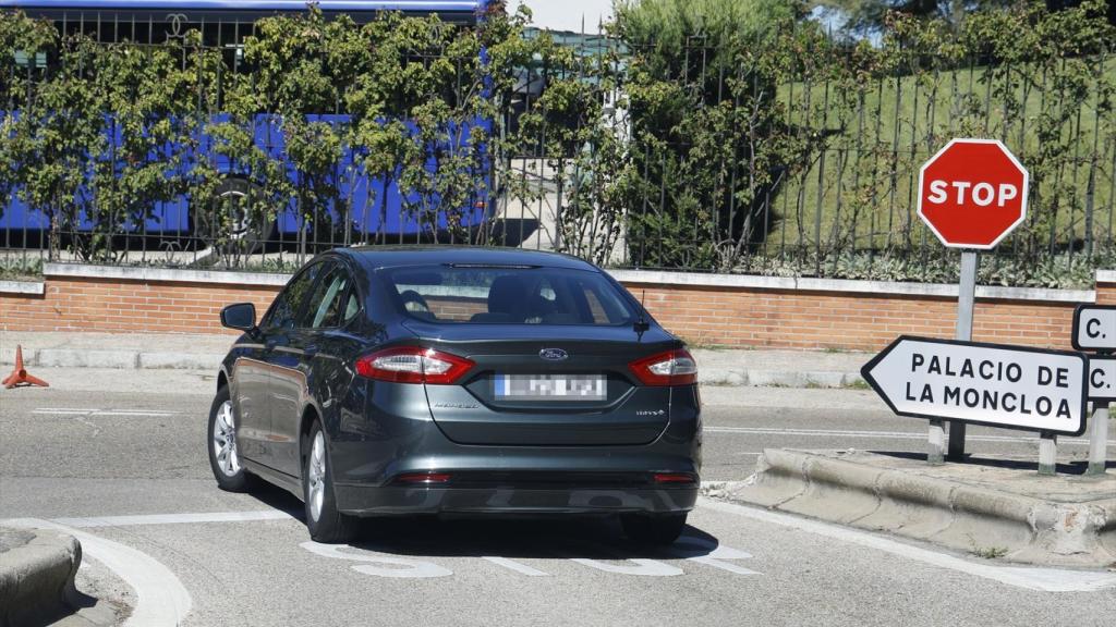 Terelu Campos y Carmen Borrego en su llegada al palacio de La Moncloa, donde han sido recibidas por Pedro Sánchez.