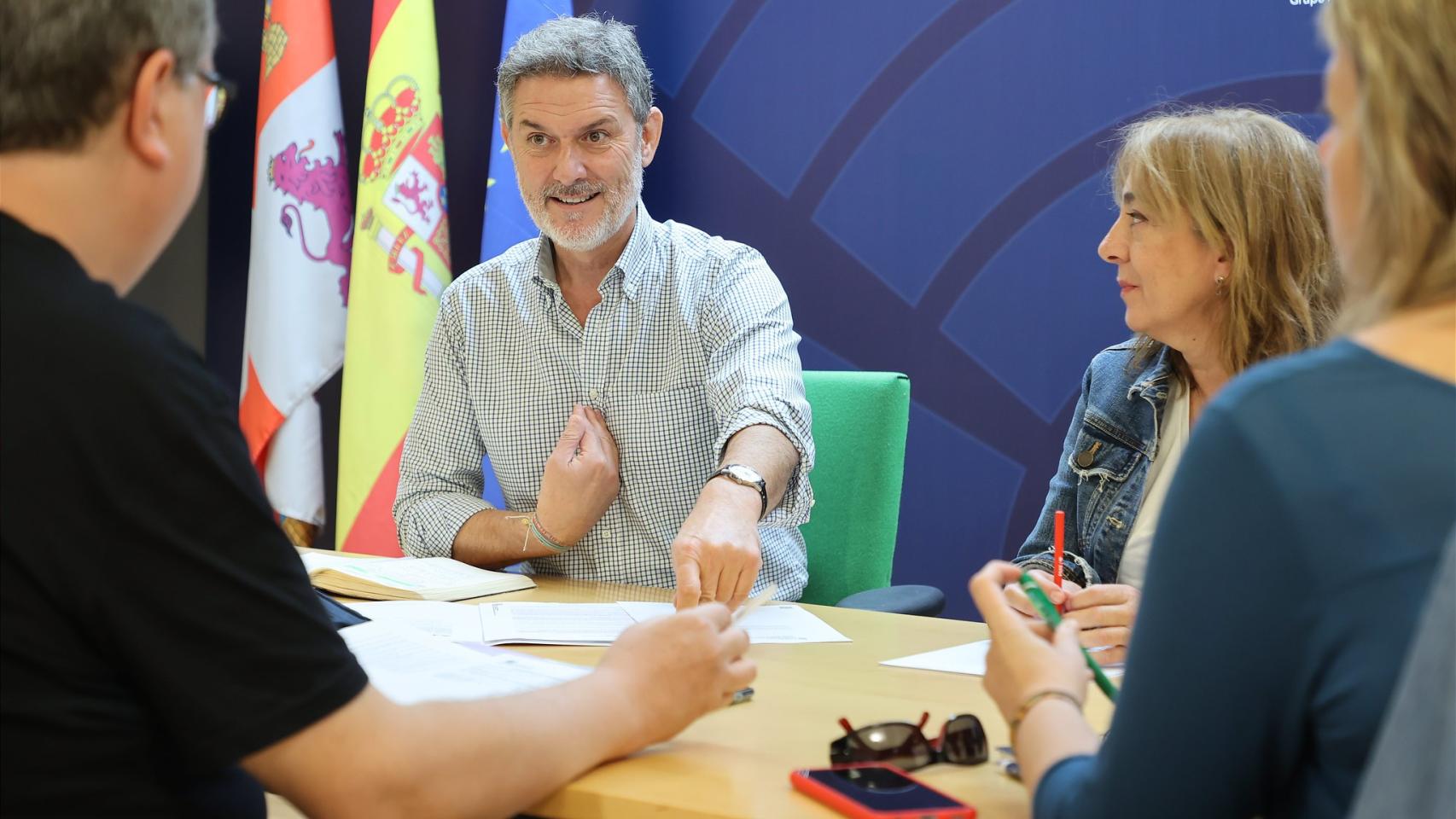 El portavoz adjunto del Grupo Socialista en las Cortes, José Luis Vázquez, durante su reunión de este lunes con el Comité de Empresa del 112.