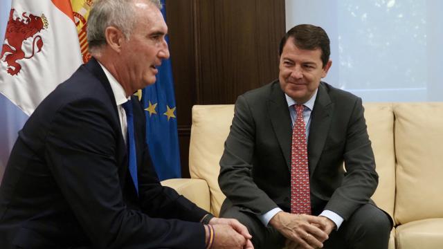 El alcalde de Segovia, José Mazarías, y el presidente de la Junta, Alfonso Fernández Mañueco, durante su reunión de este lunes.