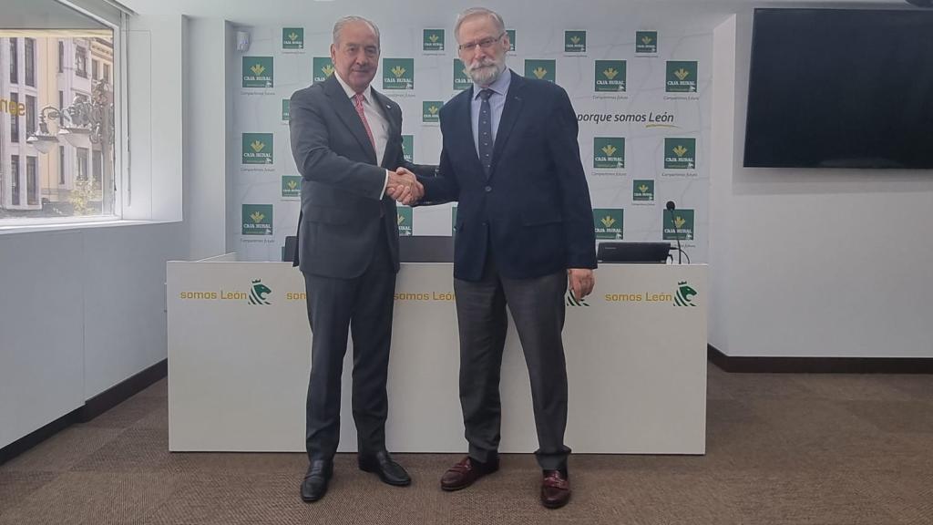 Presidente del Ilustre Colegio Oficial de Veterinarios de León, Luciano Díez Díez; y el director general de Caja Rural, Cipriano García Rodríguez