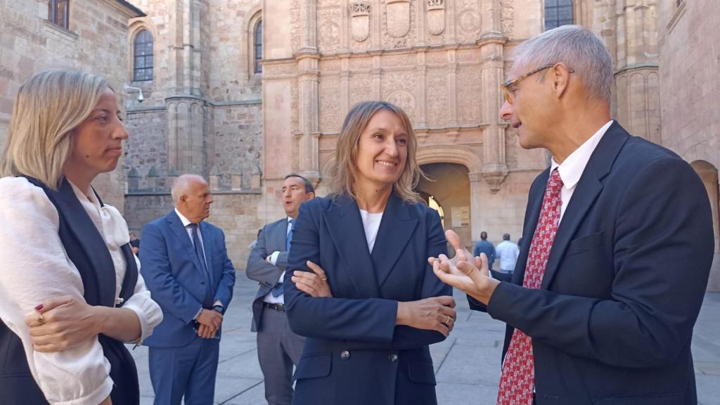 La consejera de Educación, Rocío Lucas, acompaña al rector, Ricardo Rivero, en la inauguración del curso