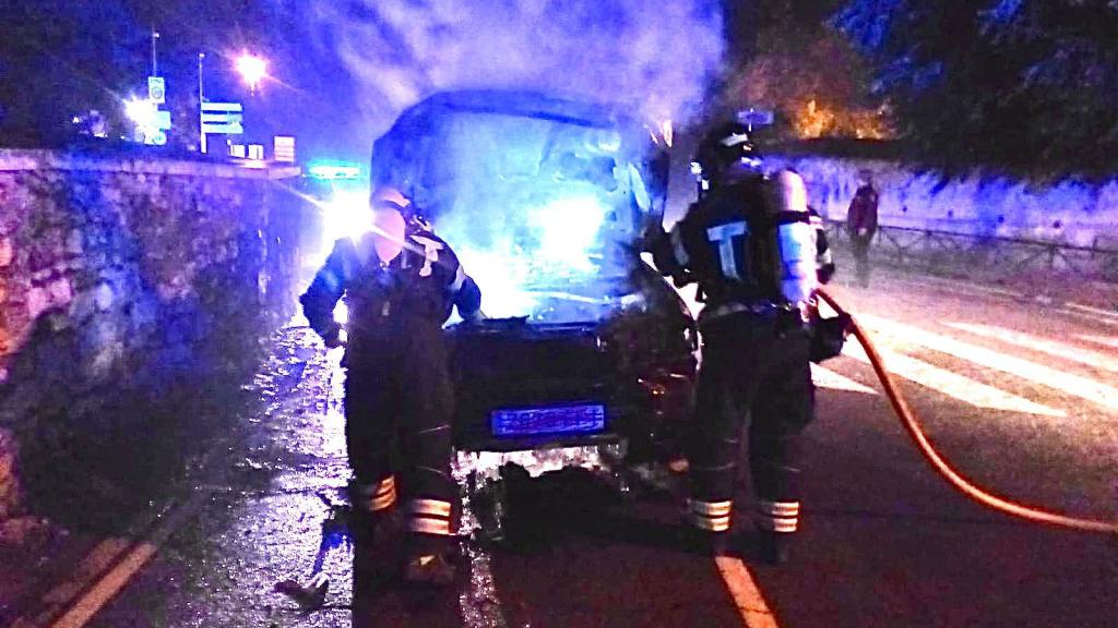 Bomberos de la Diputación trabajando en el incendio