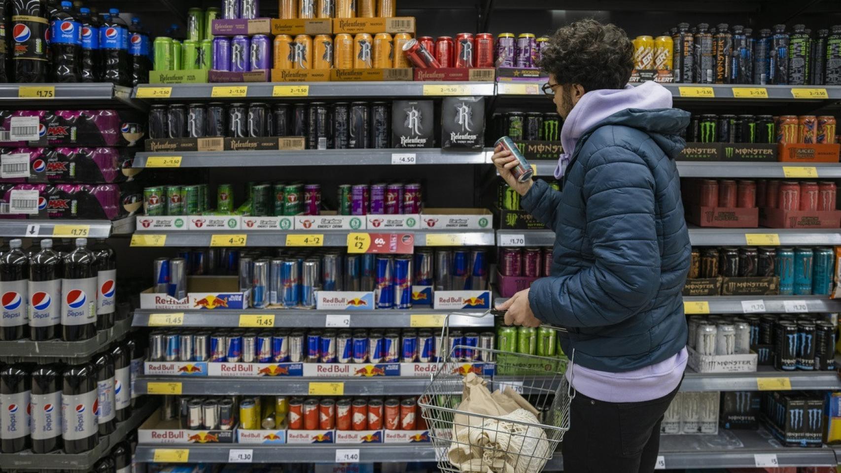 Estanterías en un supermercado con bebidas energéticas.
