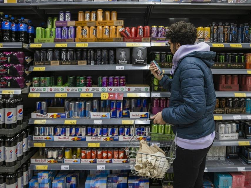 Estanterías en un supermercado con bebidas energéticas.