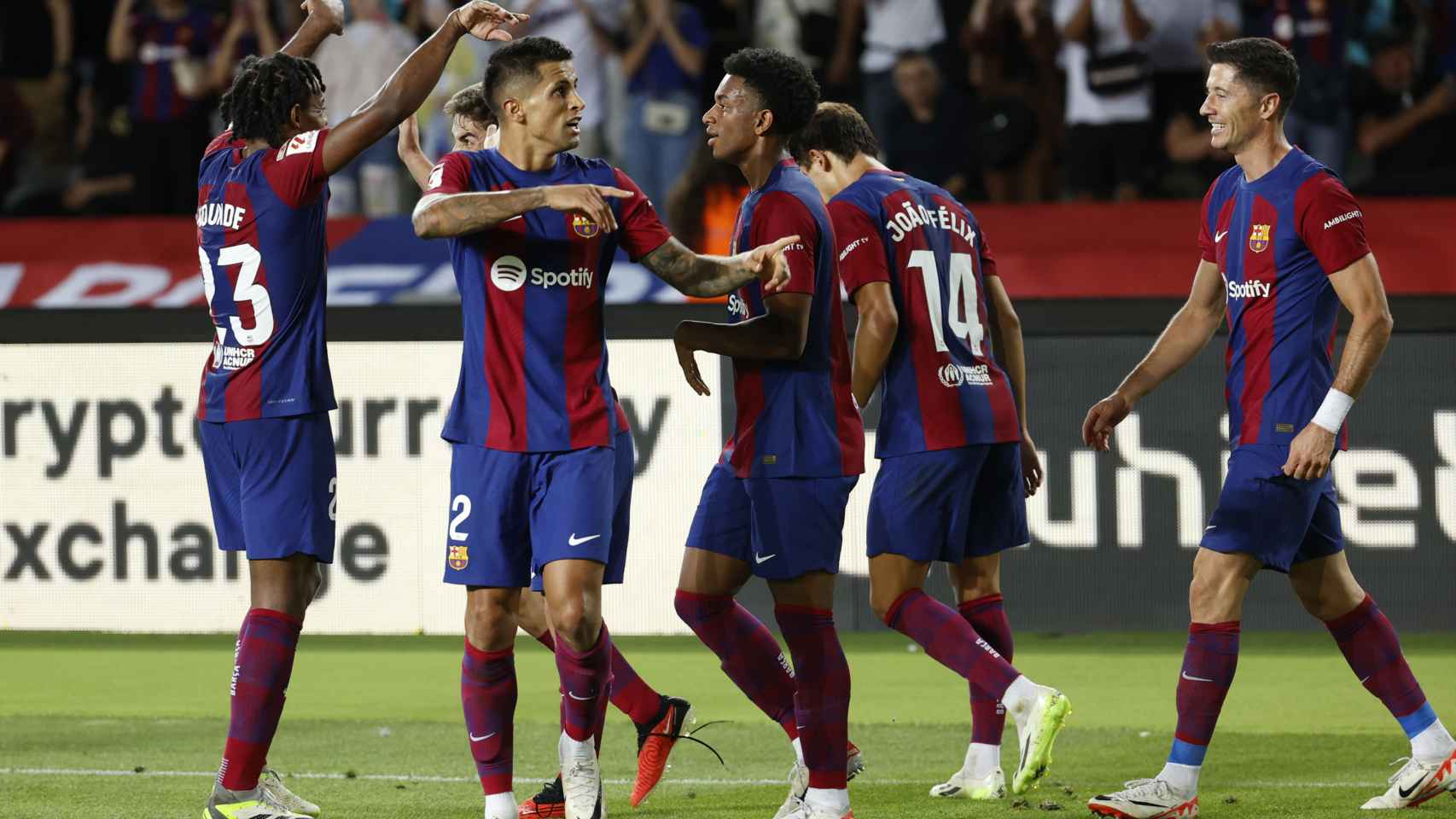 Los jugadores del Barça celebran el 3-2 de Cancelo frente al Celta de Vigo