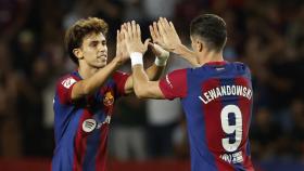 Joao Félix y Lewandowski celebran uno de los dos tantos del polaco frente al Celta