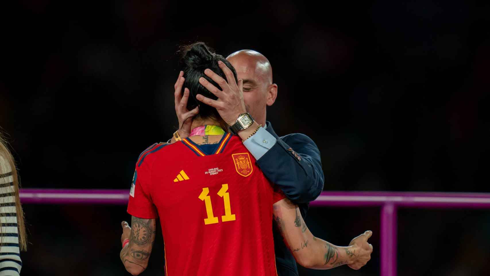 Jenni Hermoso y Luis Rubiales en el momento del beso durante la entrega de medallas del Mundial