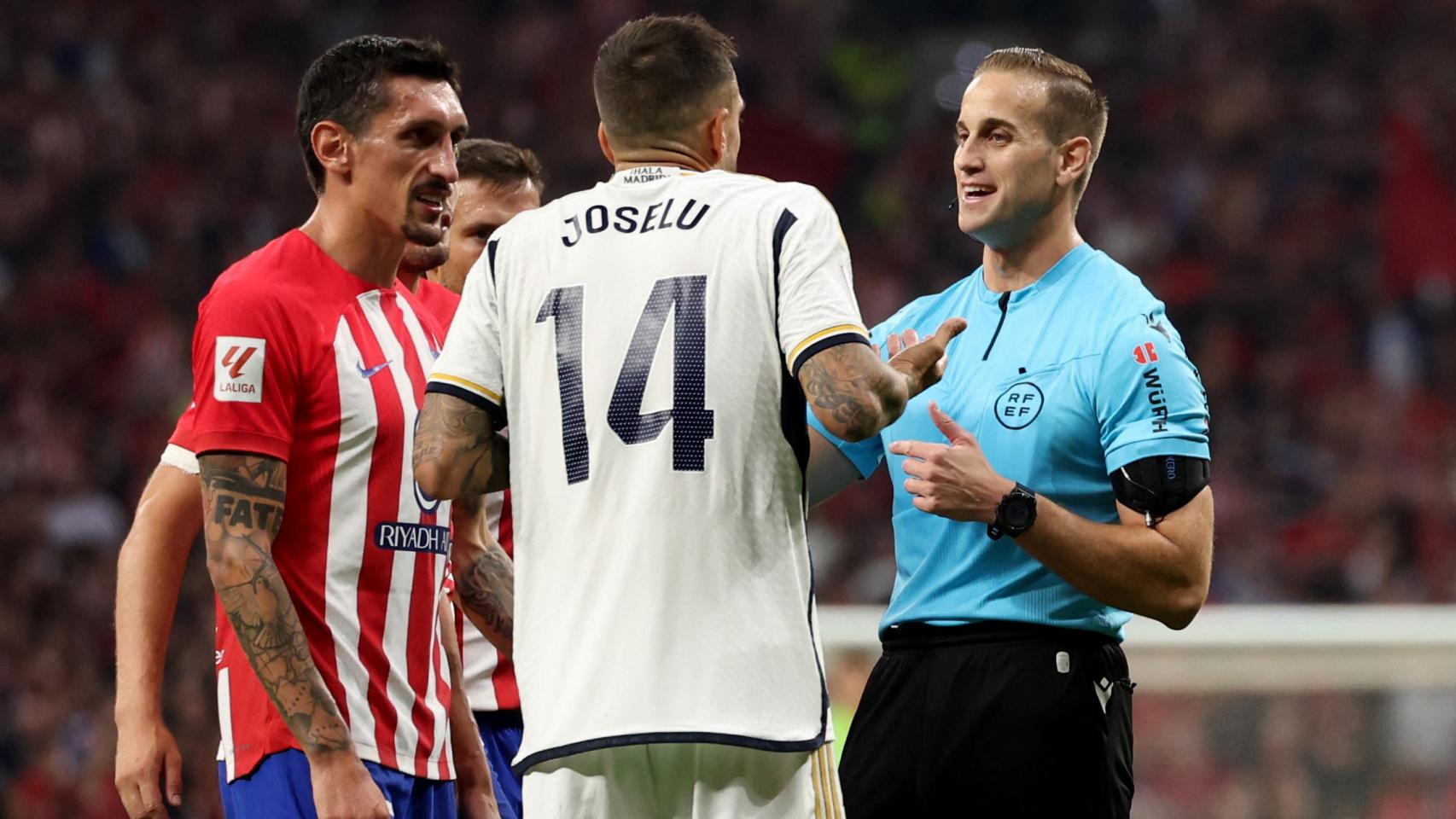 Alberola Rojas, en el Atlético de Madrid-Real Madrid de liga de esta temporada.