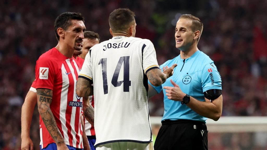 Alberola Rojas, durante el derbi que enfrentó al Atlético y al Real Madrid