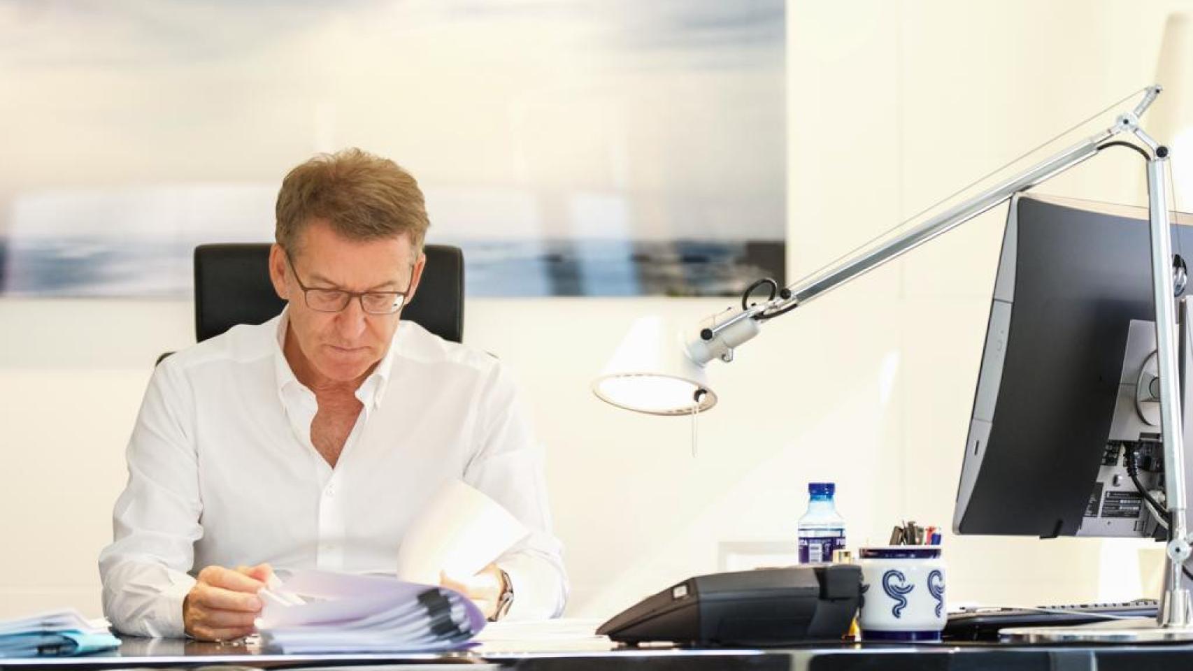 El líder del PP, este lunes en su despacho de Génova, preparando la investidura.
