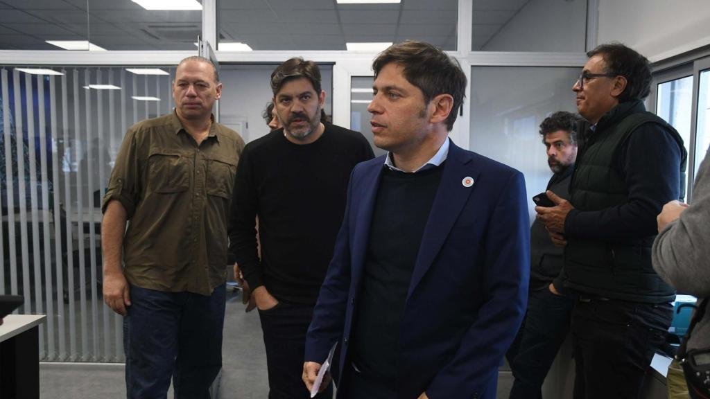 Axel Kicillof, Gobernador de Buenos Aires, en una reciente reunión por una ola de saqueos en la capital de Argentina. El exministro de Economía se opone a que el país pague por la expropiación de YPF.