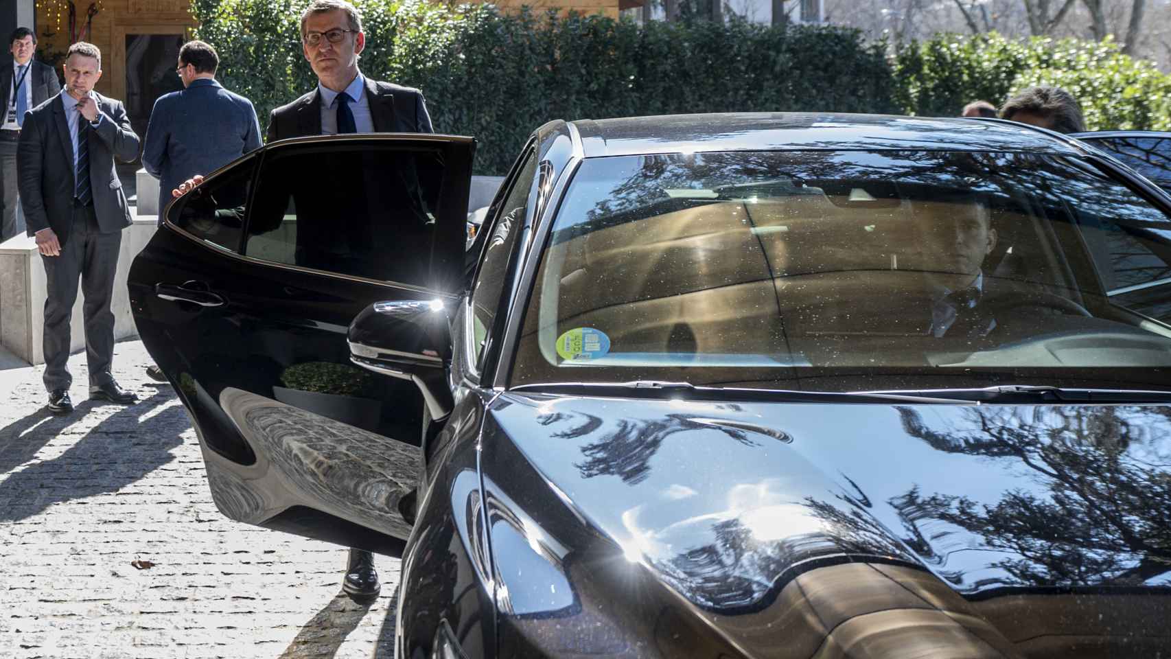 El presidente del Partido Popular, Alberto Núñez Feijóo, se sube a su coche oficial.