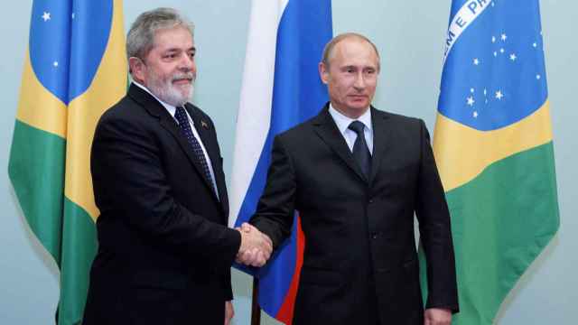 El hoy reelegido presidente de Brasil, Lula da Silva, saluda al entonces primer ministro Vladímir Putin,  en 2010 en Moscú.