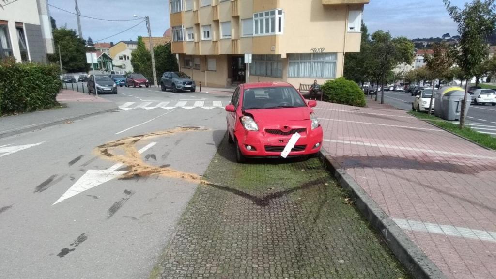 Un conductor pierde el control e impacta contra un edificio y otro coche en Oleiros (A Coruña)
