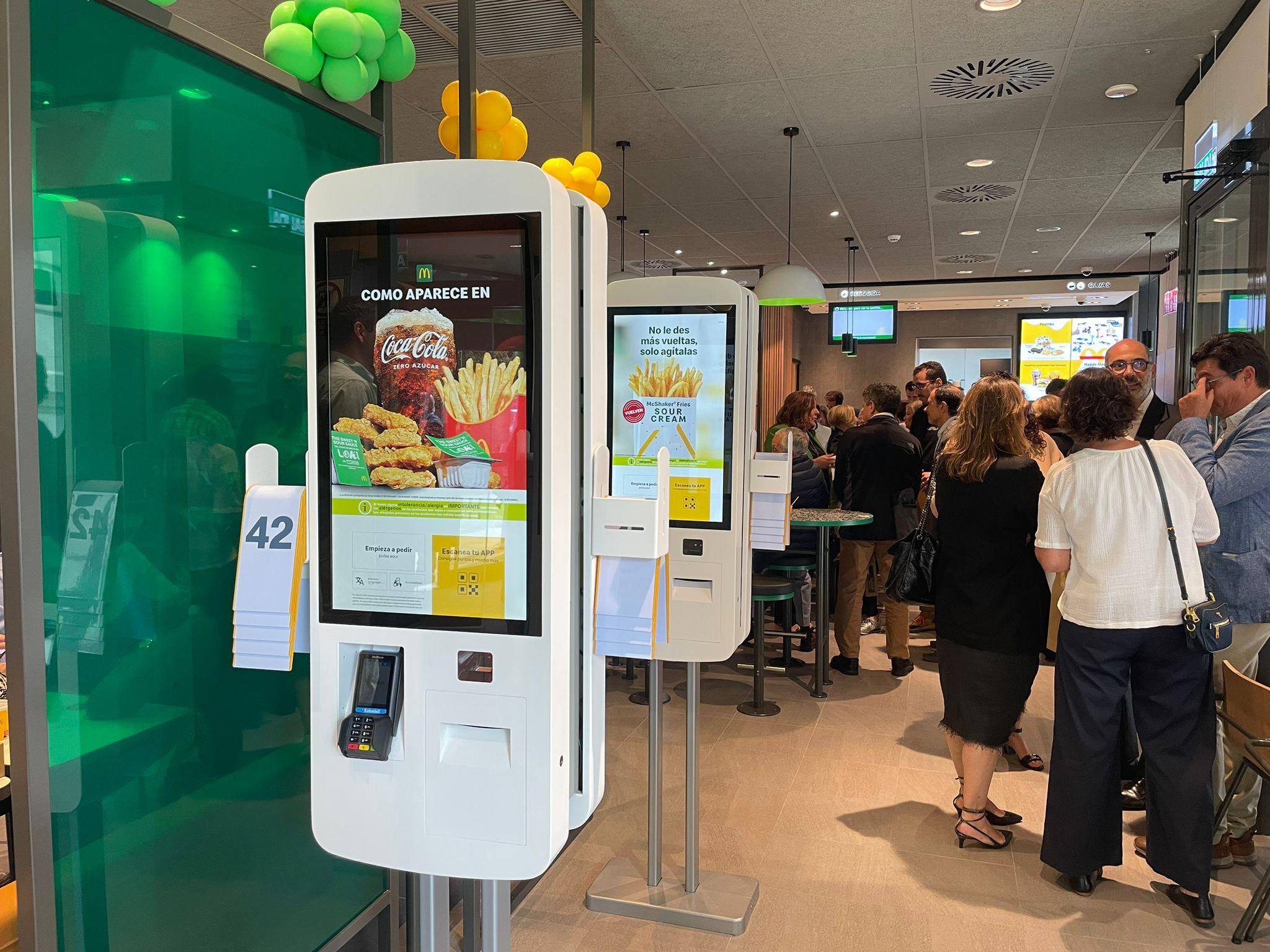 Interior del McDonald’s de los Cantones (Foto: Quincemil)