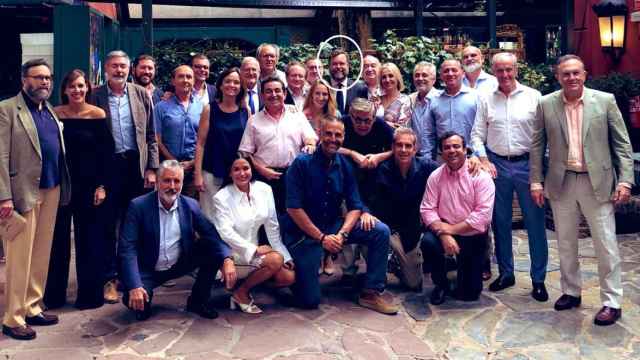 Iván Espinosa de los Monteros junto a 26 diputados y exdiputados de Vox, el pasado 14 de septiembre, en el restaurante Fortuny de Madrid.