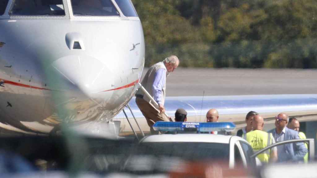 El Rey Juan Carlos I bajando del avión en Vigo.