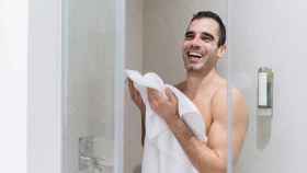 Un hombre secándose con una toalla tras la ducha.
