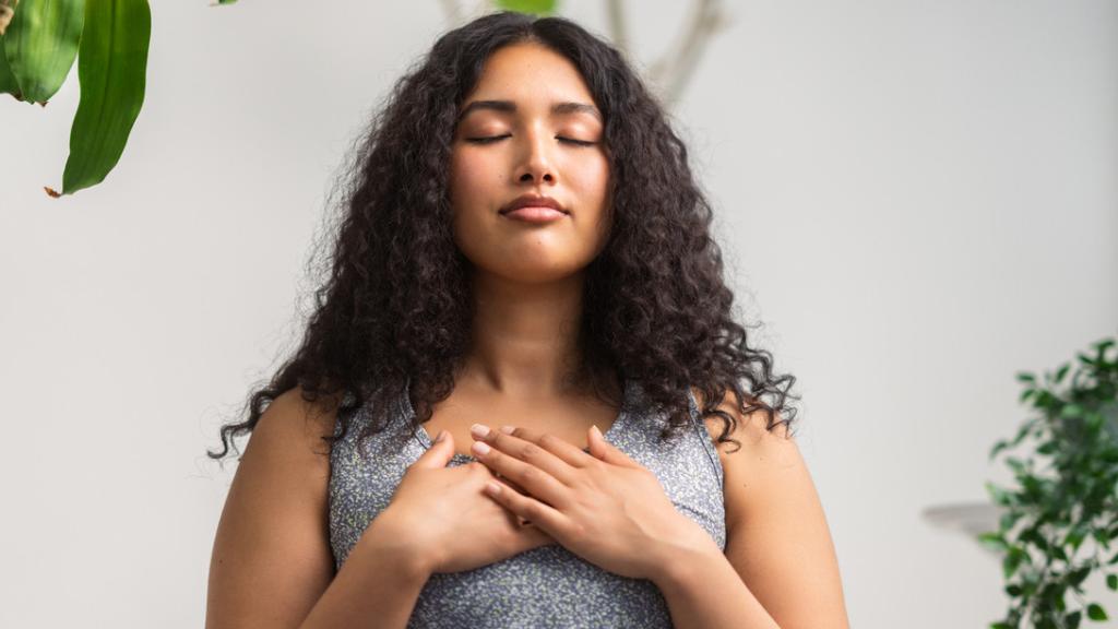 Imagen de archivo de mujer meditando. Foto: iStock.