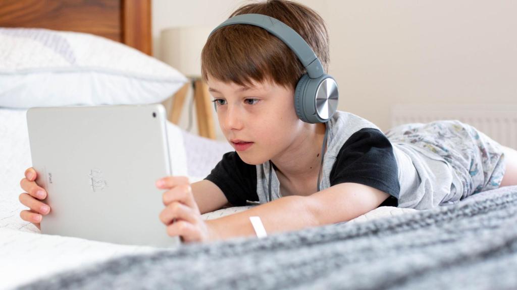 Niño mirando una tablet