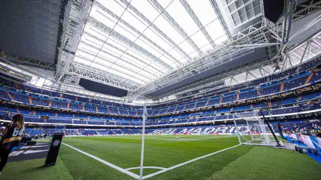 El Santiago Bernabéu, con la cubierta