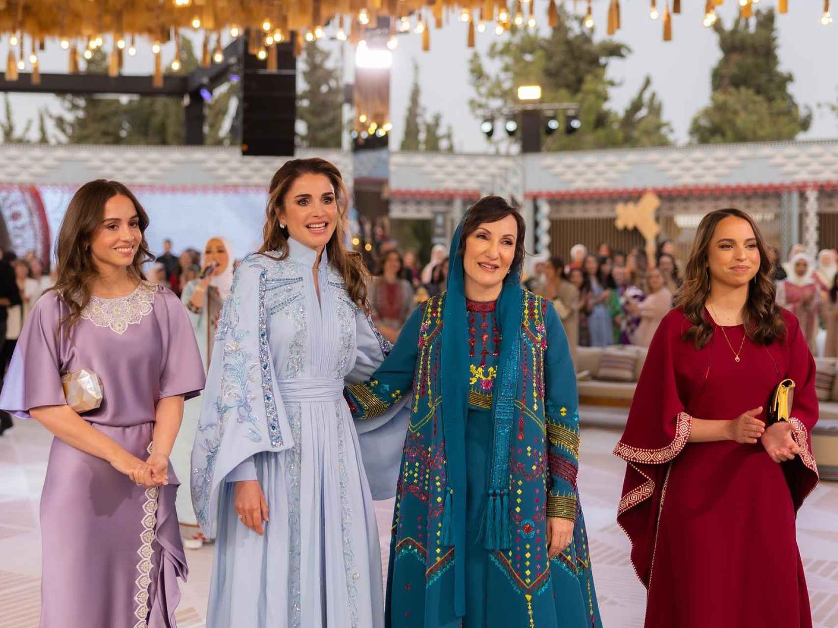 La Reina y las princesas en la fiesta de la henna de Radjwa Al Saif.