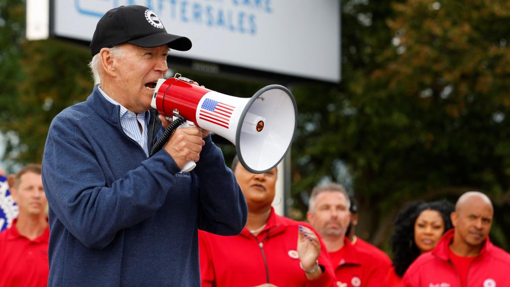 Joe Biden en la huelga del sindicato United Auto Workers, este martes en Bellville (Michigan).