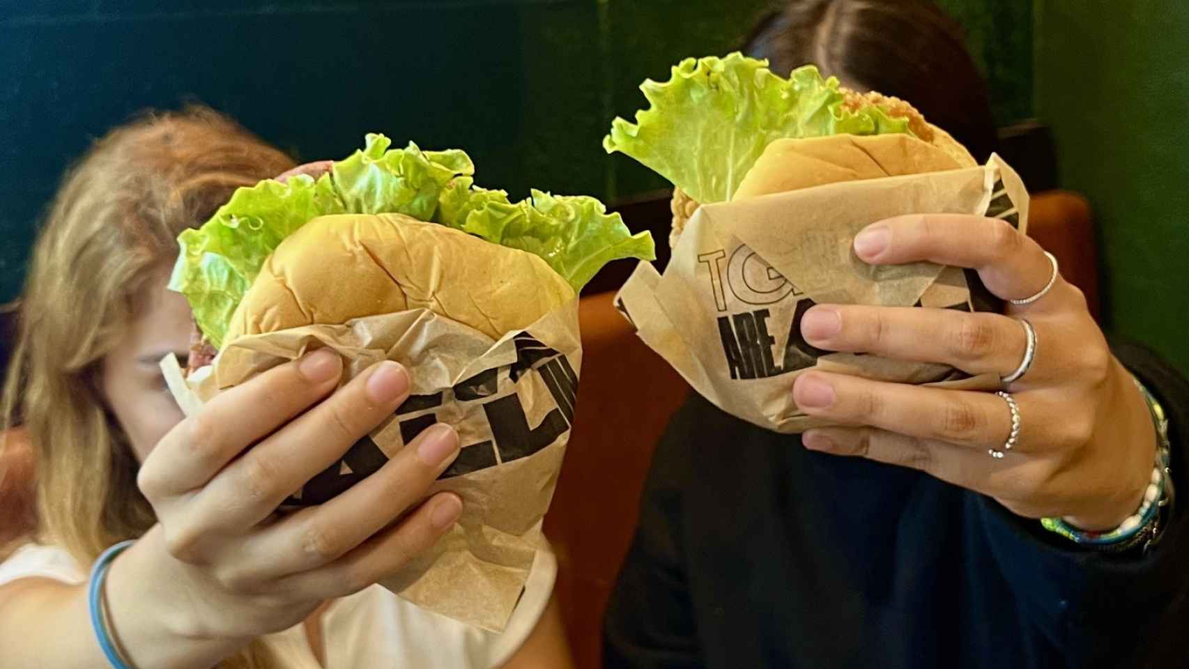 Una pareja disfruta de sus hamburguesas en el TGB.