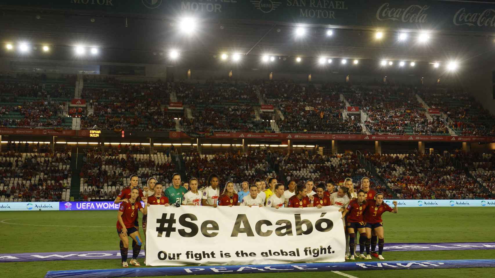 Las jugadoras de España y de Suiza, juntas con la misma pancarta.