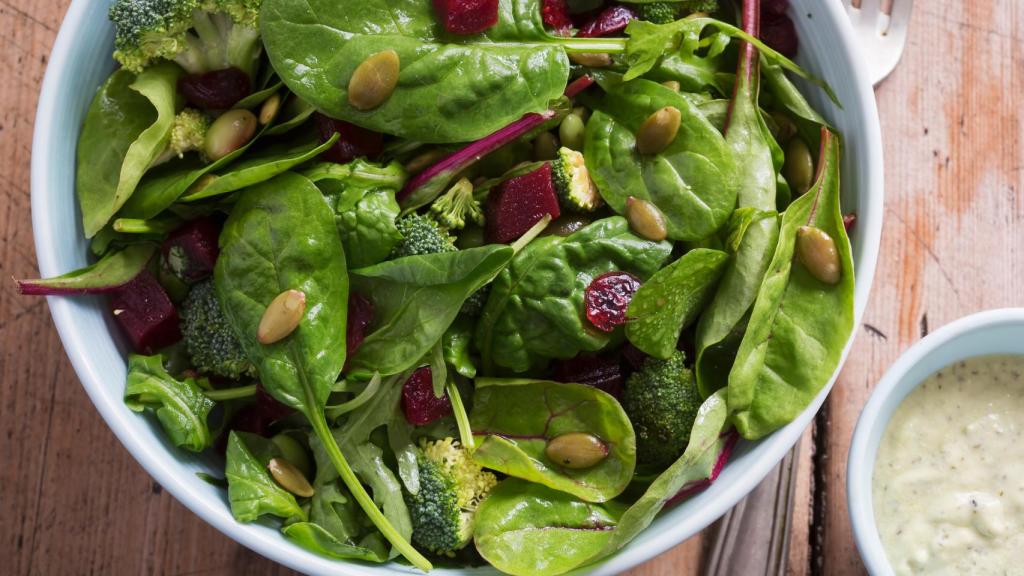 Una ensalada con varias verduras de hoja verde.