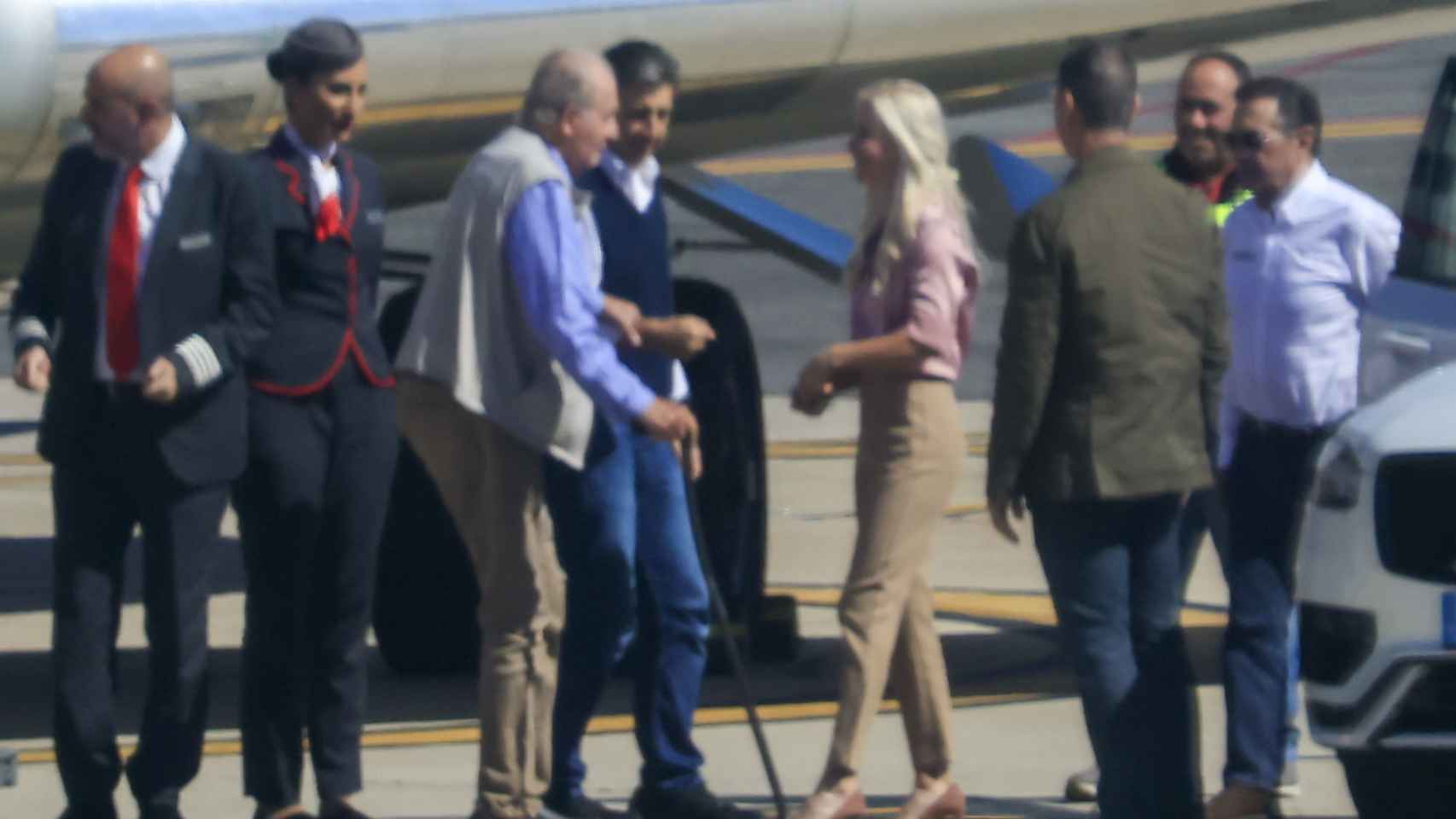El rey Juan Carlos tras aterrizar en Vigo el pasado lunes, 25 de septiembre.