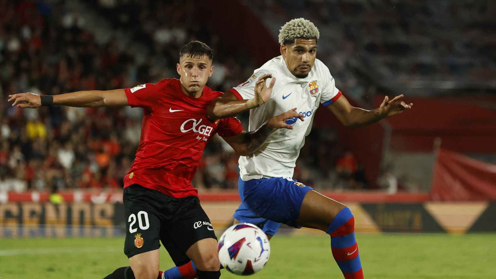 Araújo pelea un balón, durante un partido contra el Mallorca.