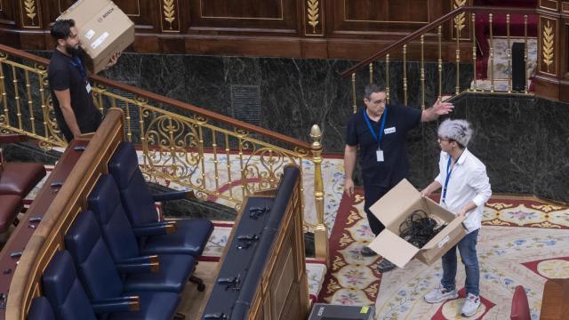 Varios técnicos preparan los pinganillos para que los diputados puedan recibir la traducción simultánea de las lenguas cooficiales.