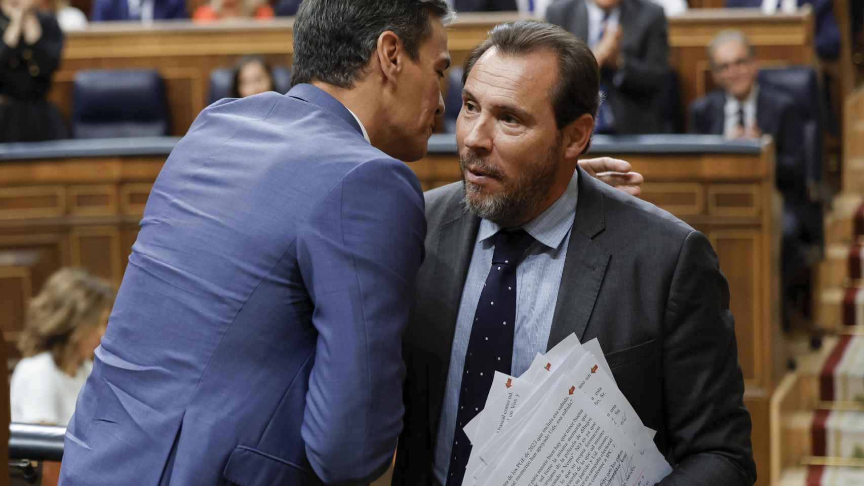 Óscar Puente y Pedro Sánchez se saludan  tras la intervención en el debate de investidura de Alberto Núñez Feijóo.
