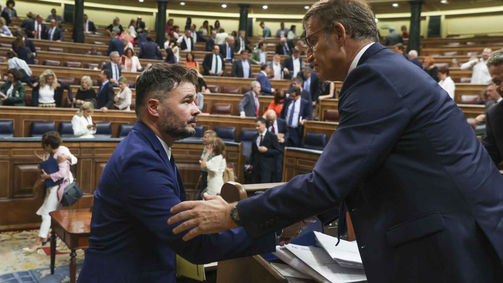 El portavoz de ERC, Gabriel Rufián, saluda al candidato y líder del PP, Alberto Núñez Feijóo, tras la primera sesión del debate de investidura.