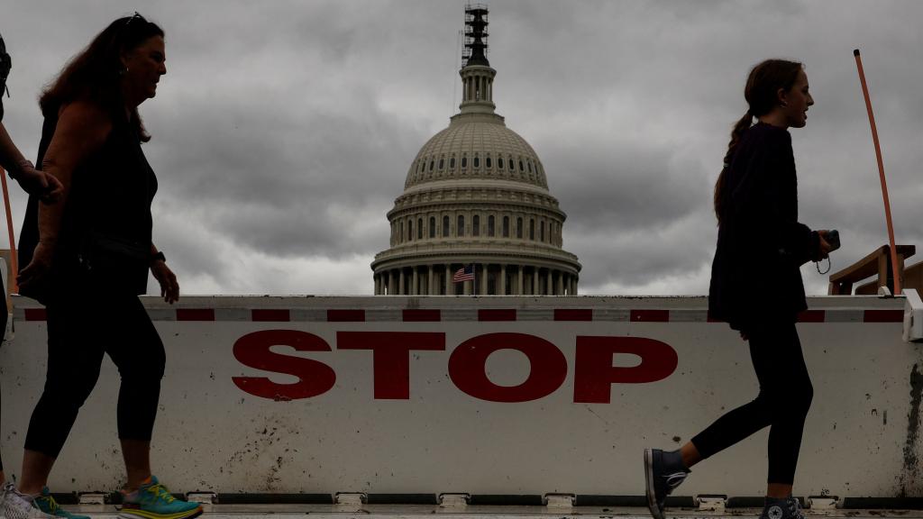 Unos transeúntes caminan frente a Capitolio en Washington, Estados Unidos.